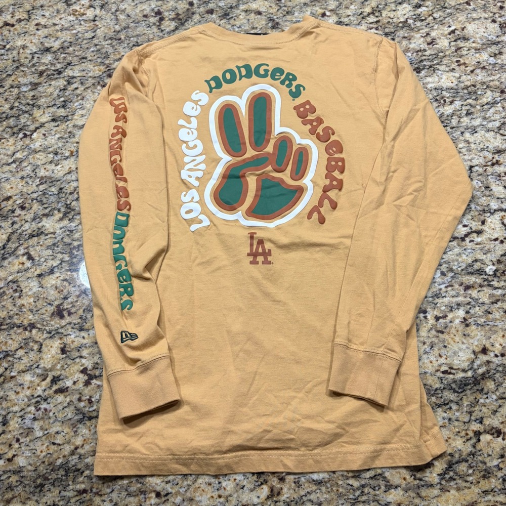 New Era Los Angeles Dodgers Peace Sign Long Sleeve Shirt Mens Medium Tan 2023 ws